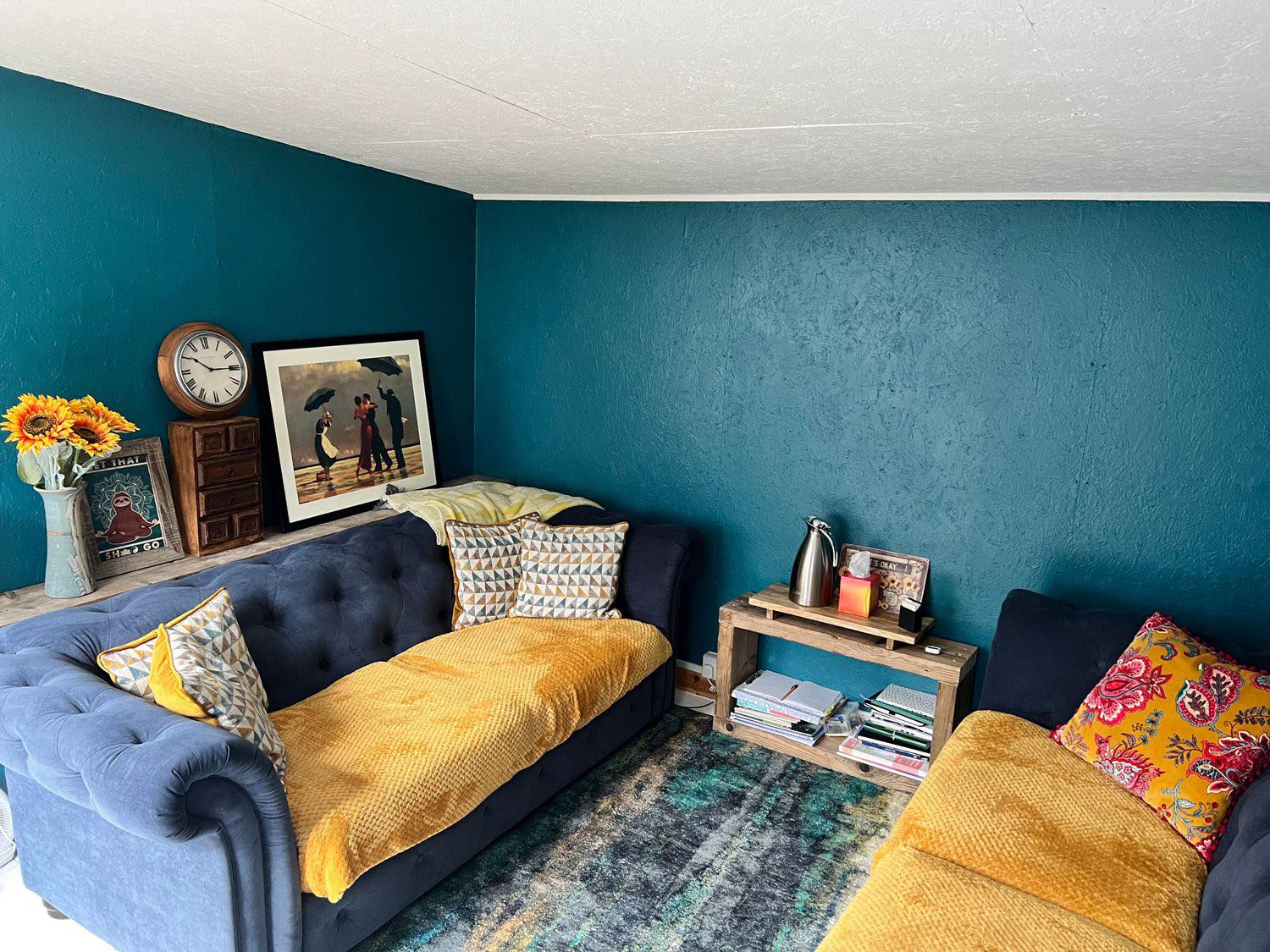 Cosy counselling room with 2 sofas